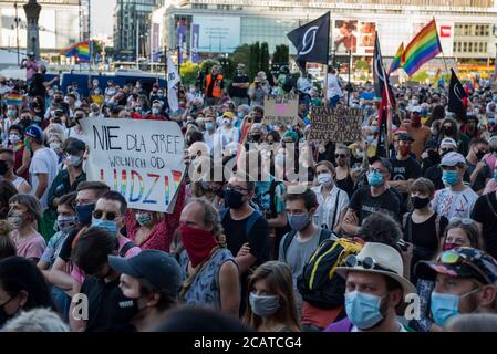 Un protestante della folla tiene un cartello che dice 'No alle zone libere umane' durante la protesta.The Stop Bzdurom ha organizzato una protesta in solidarietà con l'attivista transessuale detenuto Margot con lo slogan 'non camminerete mai da solo - in solidarietà contro la queerfobia' e in risposta alla crescente Più veloce campagna di odio contro la comunità LGBTQ+ e le recenti detenzioni di attivisti. Foto Stock