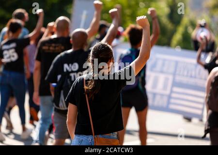 Washington, DC, Stati Uniti. 8 agosto 2020. Nella foto: I dimostranti marciano attraverso Georgetown con i loro pugni in aria al Black Lives Matter/Defund la marcia della polizia. Credit: Alison C Bailey Credit: Alison Bailey/Alamy Live News Foto Stock