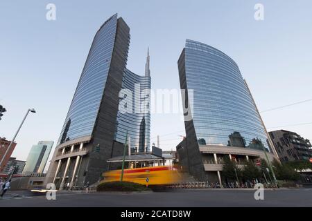 Milano, Italia - 8 agosto 2020: Vista su Milano durante l'ora azzurra. Piazza Aulenti è visibile con il grattacielo della Torre UniCredit. Foto Stock
