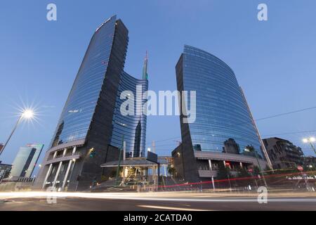 Milano, Italia - 8 agosto 2020: Vista su Milano durante l'ora azzurra. Piazza Aulenti è visibile con il grattacielo della Torre UniCredit. Foto Stock