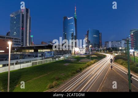 Milano, Italia - 8 agosto 2020: Vista su Milano durante l'ora azzurra. Piazza Aulenti è visibile con il grattacielo della Torre UniCredit. Foto Stock