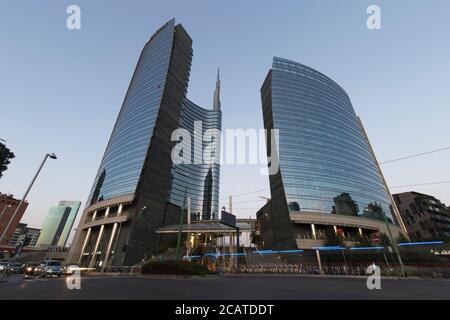 Milano, Italia - 8 agosto 2020: Vista su Milano durante l'ora azzurra. Piazza Aulenti è visibile con il grattacielo della Torre UniCredit. Foto Stock