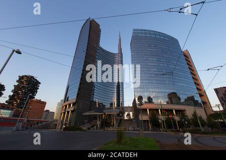 Milano, Italia - 8 agosto 2020: Vista su Milano durante l'ora azzurra. Piazza Aulenti è visibile con il grattacielo della Torre UniCredit. Foto Stock