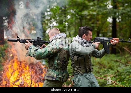 arrabbiato terrorista militante guerriero guerriero guerriglia in foresta Foto Stock