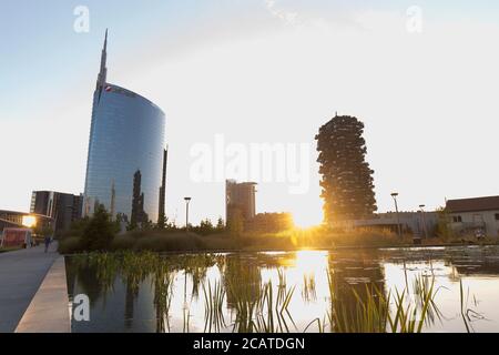 Milano, Italia - 8 agosto 2020: Vista su Milano durante l'ora azzurra. Piazza Aulenti è visibile con il grattacielo della Torre UniCredit. Foto Stock