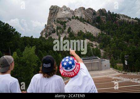 Keystone, South Dakota, Stati Uniti. 8 agosto 2020. Mount Rushmore National Memorial durante la pandemia COVID-19 dell'8 agosto 2020. Il Mount Rushmore National Memorial è un'imponente scultura scolpita nel Monte Rushmore nella regione delle Black Hills del South Dakota. Completata nel 1941 sotto la direzione di Gutzon Borglum e di suo figlio Lincoln, le facce di granito alte circa 60 metri raffigurano i presidenti degli Stati Uniti George Washington, Thomas Jefferson, Theodore Roosevelt e Abraham Lincoln. Il sito ospita anche un museo con mostre interattive. Credit: Bryan Smith/ZUMA Wire/Alamy Live News Foto Stock