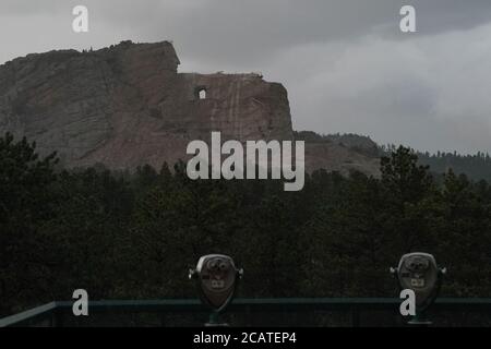 Crazy Horse, South Dakota, Stati Uniti. 8 agosto 2020. Il Crazy Horse Memorial durante la pandemia COVID-19 l'8 agosto 2020. Il Crazy Horse Memorial è un monumento di montagna in costruzione su terreni privati nelle Black Hills, nella contea di Custer, South Dakota, Stati Uniti. Ritraggerà il guerriero di Oglala Lakota, Cavallo pazzo, cavalcando un cavallo e puntando in lontananza. Credit: Bryan Smith/ZUMA Wire/Alamy Live News Foto Stock