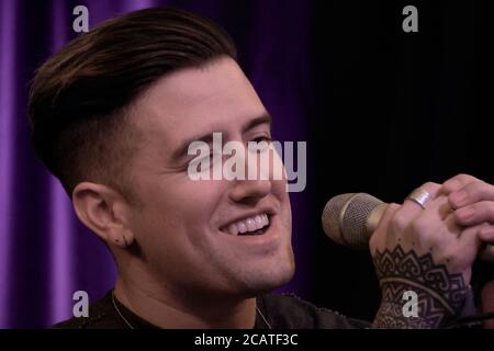 BALA CYNWYD, PA, USA - 17 APRILE 2018: Lo cantante-cantautore americano Logan Henderson visita il teatro di performance del Q102. Foto Stock