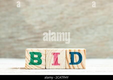 Lettera alfabetica in parola offerta su sfondo di legno Foto Stock