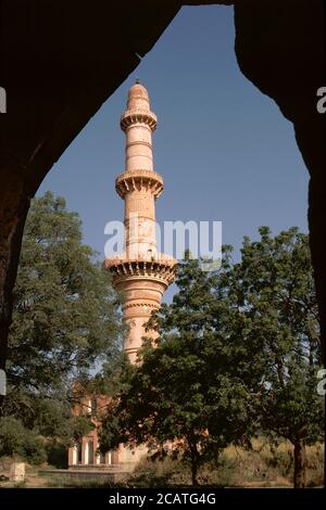 Vista incorniciata di Chand Minar, una torre di vittoria in stile islamico, al Forte di Daulatabad a Daulatabad, Maharashtra, India, Asia Foto Stock