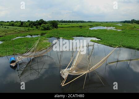 Pesca in acqua allagata. Manikganj, Bangladesh. Foto Stock