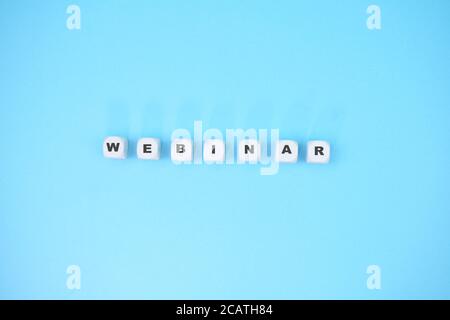 cubi con webinar di parole su sfondo blu Foto Stock