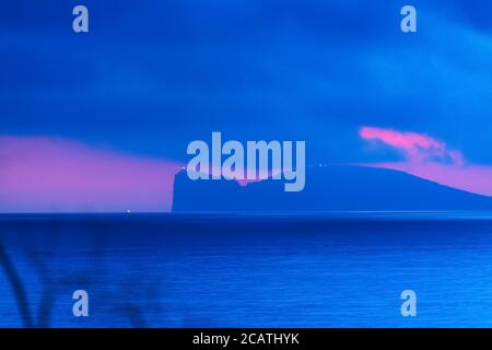 Tramonto rosa e blu a Capo Caccia, Sardegna Foto Stock