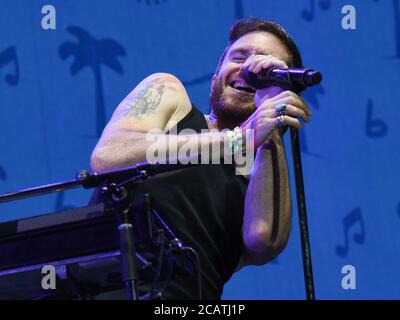 3 agosto 2019, Lon Beach, California, USA: Nicholas Petricca della band Walk the Moon si esibisce al campo estivo ALT 98.7 presso la Queen Mary a Long Beach. (Immagine di credito: © Billy Bendight/ZUMA Wire) Foto Stock