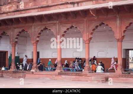 Agra / India - Febbraio 12, 2020: Madrasa scuola musulmana con ragazzi e ragazze all'interno della moschea Jama Foto Stock