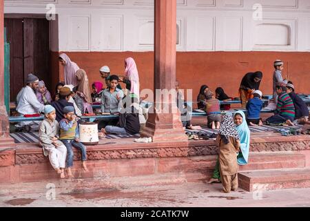 Agra / India - Febbraio 12, 2020: Madrasa scuola musulmana con ragazzi e ragazze all'interno della moschea Jama Foto Stock