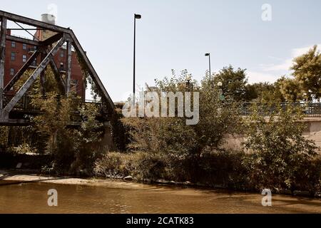 Percorso lungo il fiume Platte sul Cherry Creek Trail nel centro di Denver. Denver, Colorado, Stati Uniti Foto Stock
