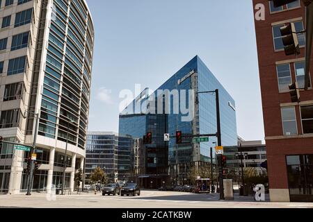 Denver, Colorado - 4 agosto 2020: Edifici alti e moderni con l'edificio Liberty Global in lontananza nel centro di Denver. Foto Stock