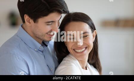 Affettuosa coppia di famiglia amorevole godendo di romantici momenti dolci. Foto Stock
