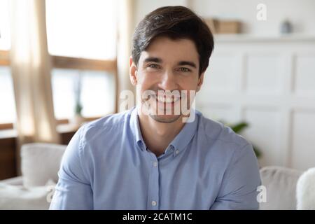 Immagine del profilo di un giovane bell'uomo seduto sul divano. Foto Stock