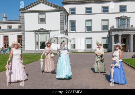 FOTA, Cork, Irlanda. 8 agosto 2020. Da l a R; Mona Kennedy, Teresa Delius, Elizabeth Forrest, Marion Britton e Sheila Foster del Cobh Animation Team che hanno partecipato al Concerto della Cork Light Orchestra alla FOTA House and Gardens, Co. Cork, Irlanda. - credito; David Creedon / Alamy Live News Foto Stock