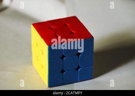 Un bel cubo preso in diverse angolazioni Foto Stock