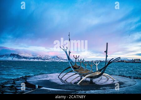 Solfar, il Sun Voyager, un punto di riferimento a Reykjavik, Islanda, in inverno. Foto Stock