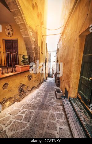 Strada stretta nel centro storico di Castelsardo, Sardegna Foto Stock