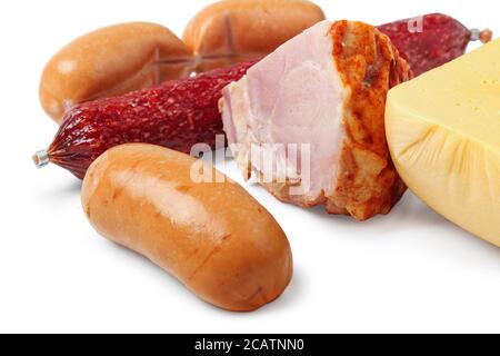 Prodotti gastronomici: Formaggi, salsicce, prosciutto e salsicce da vicino isolati su sfondo bianco Foto Stock