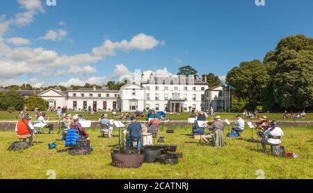 FOTA, Cork, Irlanda. 8 agosto 2020. I membri della Cork Light Orchestra sotto la guida di Ilse de Ziah suonano in un bel pomeriggio estivo nei giardini e nella casa di FOTA, Co. Cork, Irlanda. - credito; David Creedon / Alamy Live News Foto Stock