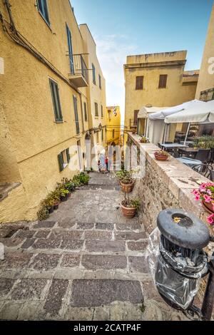 Vicolo stretto nel centro storico di Castelsardo, Sardegna Foto Stock