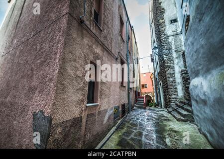Vicolo stretto nel centro storico di Castelsardo, Sardegna Foto Stock