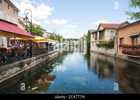 L'Isle-sur-la-Sorgue, Francia 23 2013 giugno: Persone a piedi nella città turistica e visitare il mercato e ristoranti Foto Stock