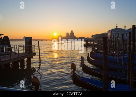 Gondole di Piazza San Marco a Venezia al tramonto, Italia Foto Stock