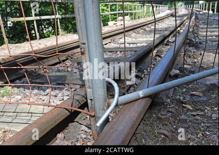 01 agosto 2020, Sassonia, Göhren: Una recinzione interrompe la pista del Muldentalbahn. Una parte della linea dismessa è ora gestita volontariamente da un'associazione di sostegno e utilizzata per il turismo. Molti volontari in Sassonia stanno lottando per la conservazione di tali linee disusate (al dpa: "Linee ferroviarie storiche in Sassonia: I volontari lottano per la conservazione") Foto: Hendrik Schmidt/dpa-Zentralbild/dpa Foto Stock