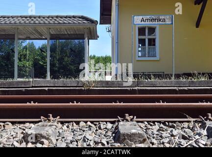 Amerika, Germania. 01 agosto 2020. Orphaned è la stazione in America. Una parte della pista dismessa è ora volontariamente gestita da un'associazione di sostegno e utilizzata per il turismo. Molti volontari in Sassonia lottano per la conservazione di tali piste chiuse. (Al dpa: "Linee ferroviarie storiche in Sassonia: I volontari lottano per la conservazione") Credit: Hendrik Schmidt/dpa-Zentralbild/dpa/Alamy Live News Foto Stock