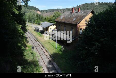 Amerika, Germania. 01 agosto 2020. Orphaned è la stazione in America. Una parte della pista dismessa è ora volontariamente gestita da un'associazione di sostegno e utilizzata per il turismo. Molti volontari in Sassonia lottano per la conservazione di tali piste chiuse. (Al dpa: "Linee ferroviarie storiche in Sassonia: I volontari lottano per la conservazione") Credit: Hendrik Schmidt/dpa-Zentralbild/dpa/Alamy Live News Foto Stock