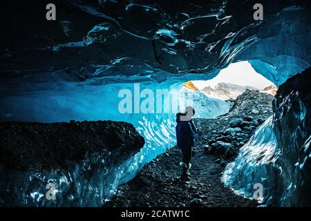 Una grotta di ghiaccio blu nel Parco Nazionale di Skaftafell, in Islanda. Foto Stock