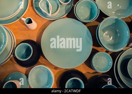 Collezione di prodotti ceramici, piatti di artigianato locale dalla Russia, fatti a mano. Mosca, Russia, luglio 2020. Foto Stock