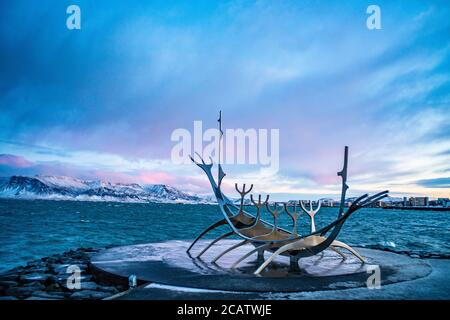 Solfar, il Sun Voyager, un punto di riferimento a Reykjavik, Islanda, in inverno. Foto Stock