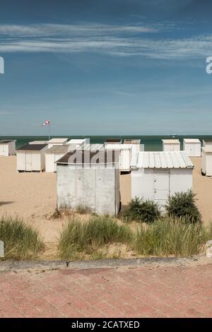 Cabine sulla spiaggia di Calais in Francia Foto Stock