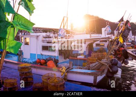 Wando/Corea del Sud-08.10.2016: Le barche di pescatori nel piccolo porto Foto Stock