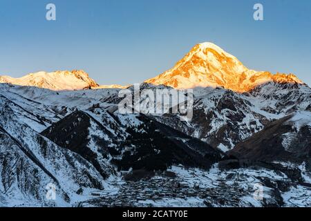 La vista all'alba del monte neve Kazbegi, Georgia. Foto Stock