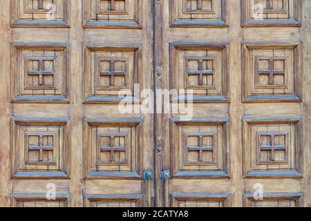Vecchia porta di legno larga, le piazze Foto Stock