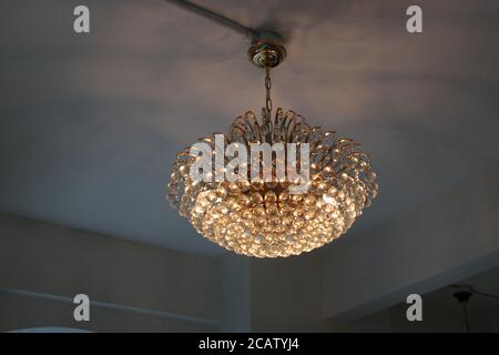 Closeup di incantevole lampadario sfaccettato di palla di cristallo Foto Stock