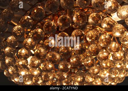 Closeup di incantevole lampadario sfaccettato di palla di cristallo Foto Stock