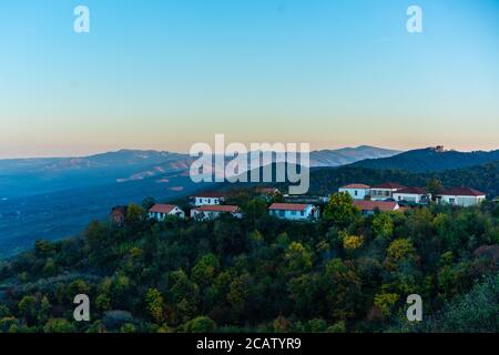 Il paesaggio montano a Sighnaghi, nella parte sud-orientale della Georgia. Foto Stock