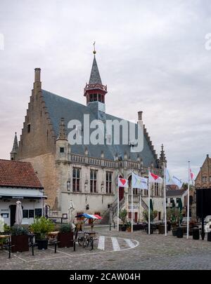 Il municipio e la piazza principale nella città storica di Damme Foto Stock