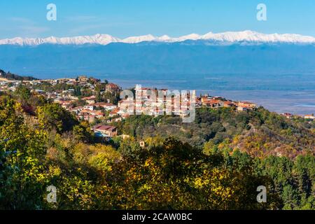 Il paesaggio montano a Sighnaghi, nella parte sud-orientale della Georgia. Foto Stock