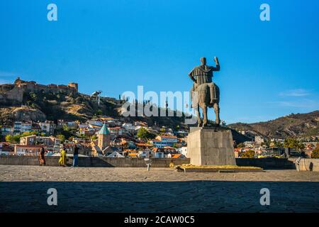 Vista sulla strada nel centro storico di Tbilisi, in Georgia. Foto Stock